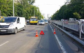 В Киеве посреди дороги "взорвался" люк