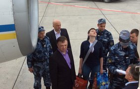Геращенко показала, как Савченко летела домой
