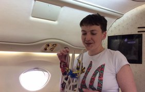 Геращенко показала, как Савченко летела домой