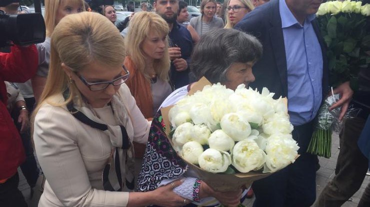 Тимошенко и Кужель прибыли встречать Савченко / Фото: podrobnosti.ua
