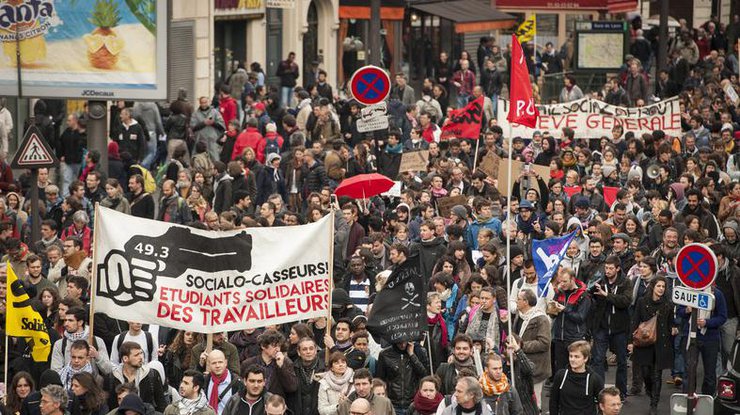 Францию накрыли уличные протесты