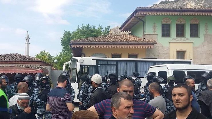 Задержанных крымских татар везут в центр по борьбе с экстремизмом