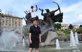 Надежда Савченко искупалась в фонтане в центре Киева