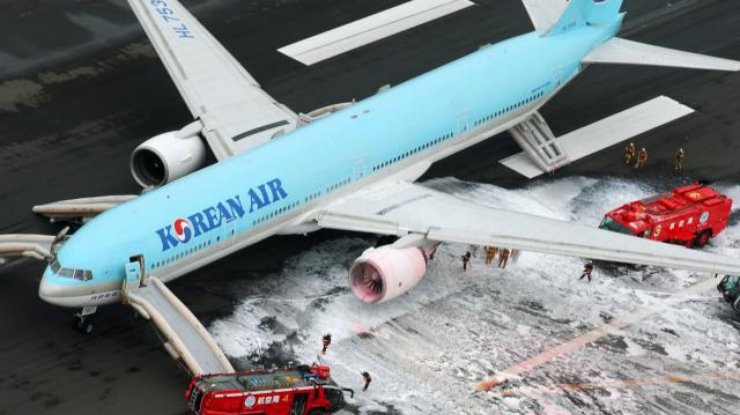 В Японии в аэропорту загорелся самолет перед самым вылетом. Фото: Reuters