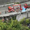 В Японии автобус с пассажирами сорвался в воду с 10-метровой высоты (фото) 
