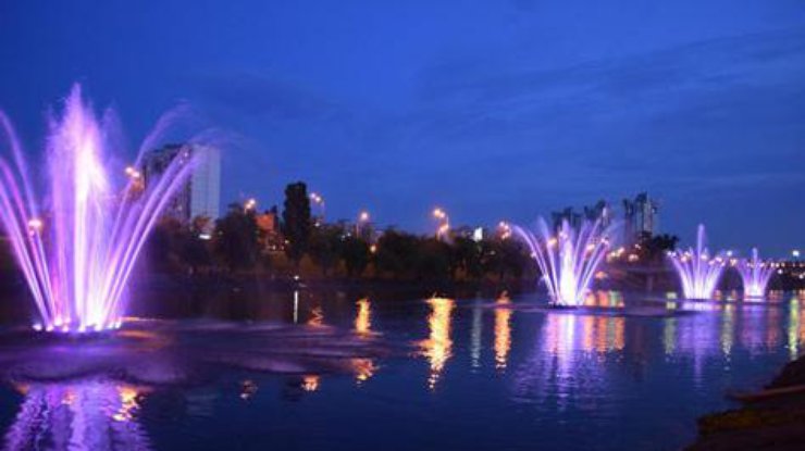 Действующие фонтаны на Русановском канале 
