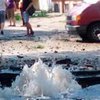 В Одессе мощный поток воды разорвал асфальт (фото, видео)