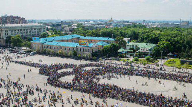 В Харькове пять тысяч велосипедистов изобразили символ города