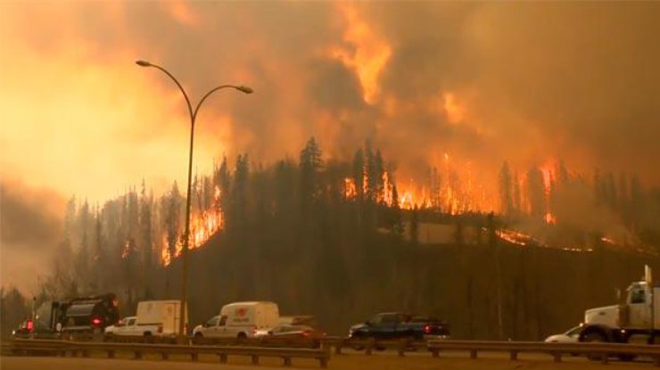 В Канаде не могут эвакуировать людей из-за дыма и огня