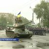 В Кривом Роге провели военный парад ко Дню Победы