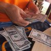 В Мариуполе госслужащие требовали взятку в размере 2,7 тысяч долларов