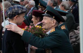 Киевляне и гости столицы могут прийти к памятнику, чтобы возложить цветы