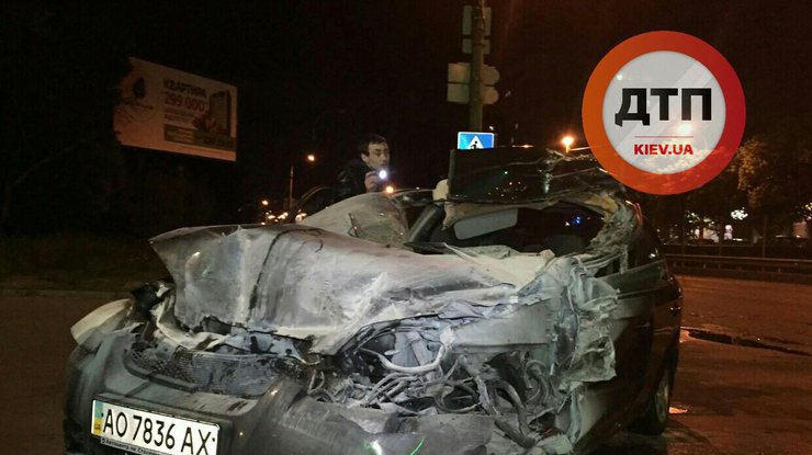 В Киеве 17-летний водитель врезался в грузовик