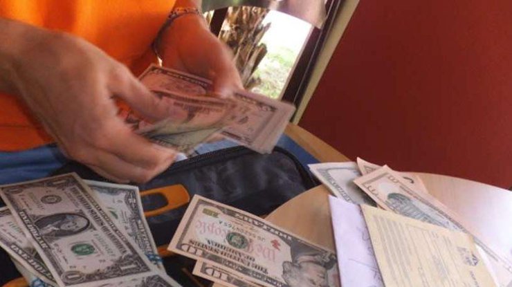 В Мариуполе госслужащие требовали взятку в размере 2, 7 тысяч долларов