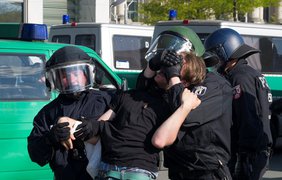 Во время митинга на границе Австрии пострадали люди (фото)