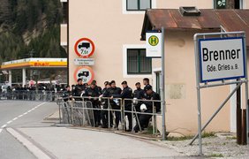 Во время митинга на границе Австрии пострадали люди (фото)