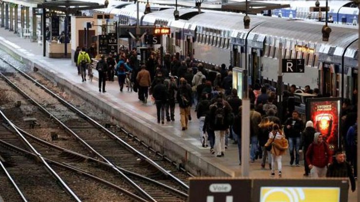 Во Франции из-за забастовок отменили поезда 