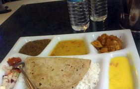 Рис, чапати (лепешка), карри и салат (Индия)