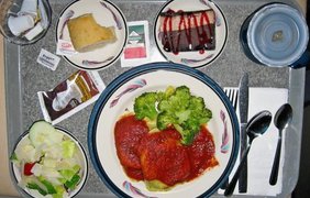 Равиоли со шпинатом и рикоттой, брокколи, салат, хлеб и шоколадный мусс (США)