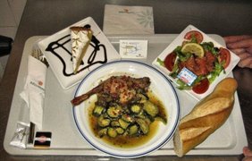 Рыба с овощами, курица с гарниром из кабачков, багет и кусок пирога (Франция)