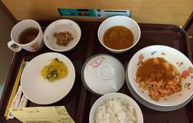 Суп, лосось, рис, бобы и киви (Япония)