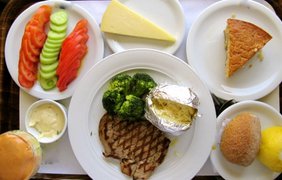 Стейк, брокколи, картофель, запеченный с сыром, овощи, сыр и кекс (Греция)