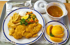 Рыба и картофель фри, овощи и суп (Сингапур)