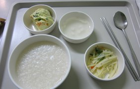 Овсяная каша, салат, омлет и суп (Южная Корея)
