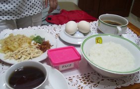 Рисовая каша, лапша, яйца, курица (Индонезия)