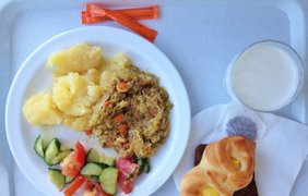Картофельное пюре, салат, рагу из капусты и мяса, булочка, молоко (Эстония)
