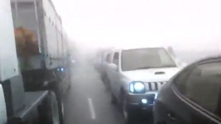 В России из-за тумана столкнулись 20 машин / Фото: кадр из видео