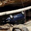 В Канаде автомобиль улетел в гигантскую яму на дороге (видео)