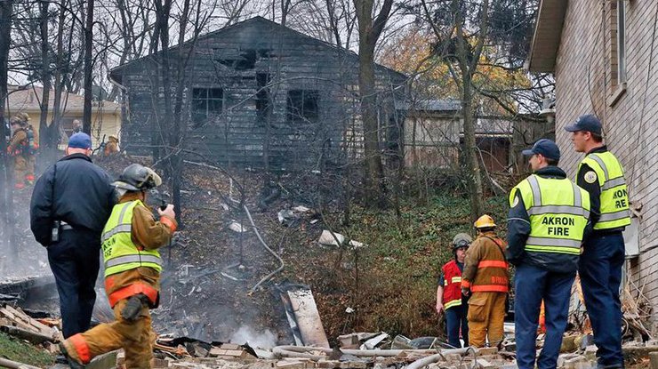 В США самолет упал на жилой дом