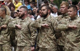 Военнослужащих поздравил почетный командир полка "Азов" / Фото: "Азов"