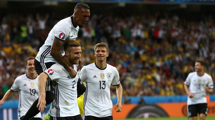 Германия открывает счет в матче с украинской сборной