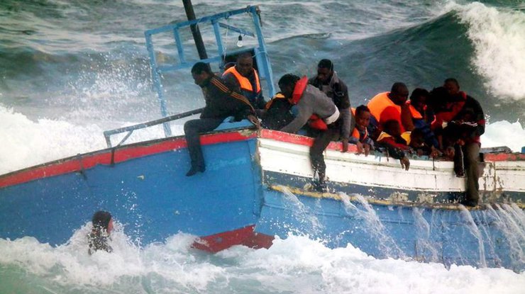 У берегов Италии спасено более тысячи мигрантов