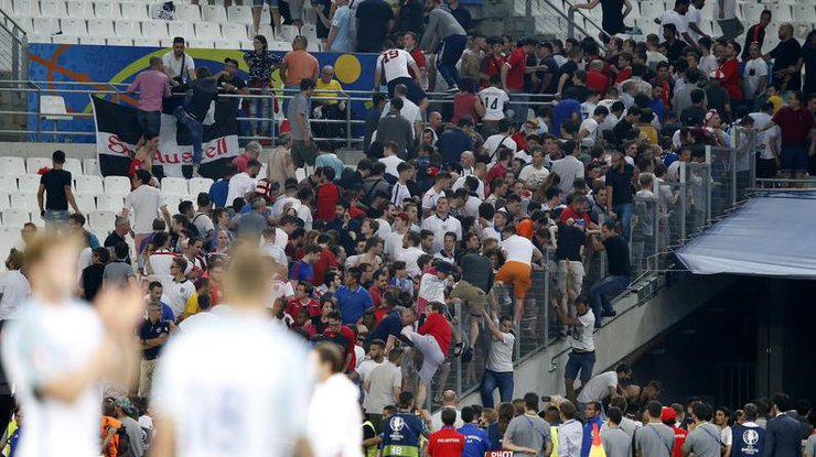 УЕФА рассмотрит поведение болельщиков сборной России