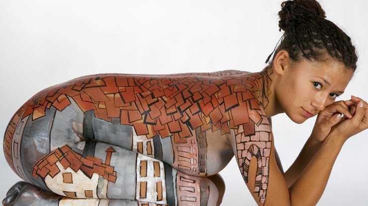 тело беременной девушки художники разрисовали необычным боди-артом