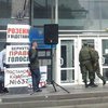 Переселенцы с Донбасса требуют отставки Павла Розенко (фото)