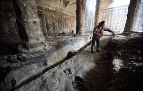 Прокопанная траншея показывает вертикальный разрез земляной насыпи XI века