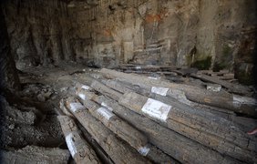 Элементы деревянной мостовой, найденные во время археологических раскопок