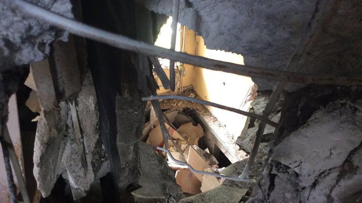 На Донбассе снаряд разбомбил жилой дом / Фото: Руслан Смещук 
