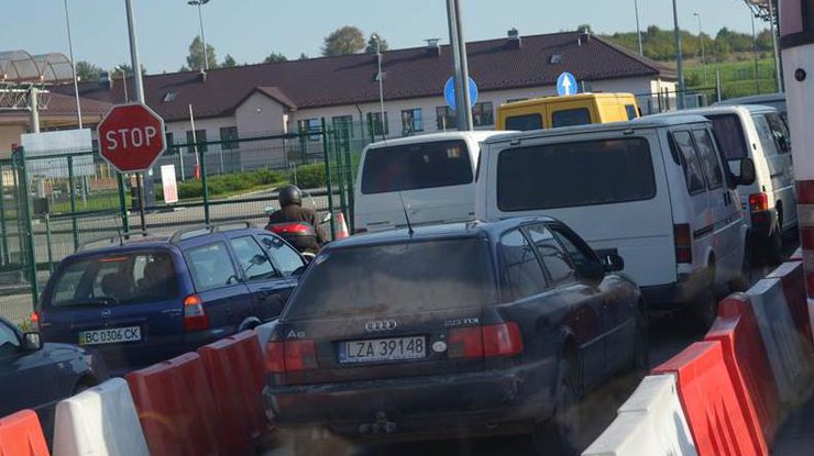 На границе Украины с Польшей стоит невероятная очередь авто 
