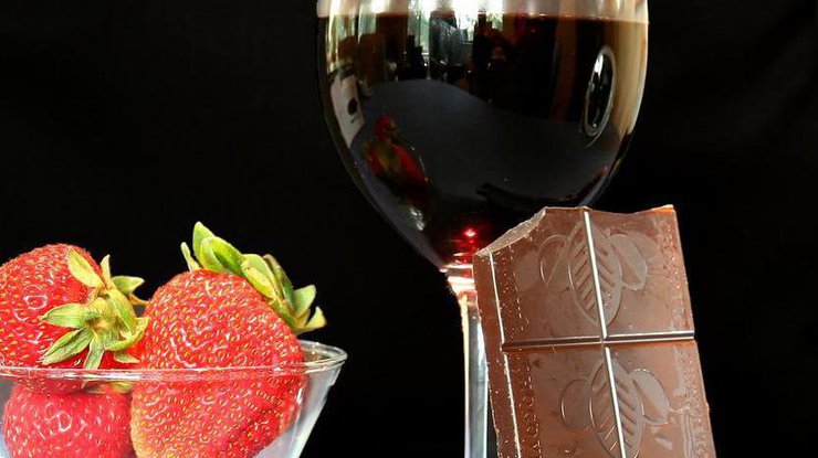 Ученые доказали пользу вина и шоколада при диете 