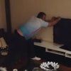 Болельщик в ярости от розыгрыша жены разбомбил телевизор и Macbook (видео)