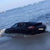 На берегу Франции песок затянул в воду Porsche Panamera (фото, видео)  