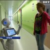 У лікарні Бельгії із хворими спілкується робот на 19 мовах (відео)