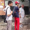 В Киеве обвалился фасад здания на прохожих (видео)