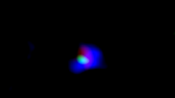 Ионизированный кислород показан зеленым (телескоп ALMA) и синим (телескоп Subaru) цветом. Красным цветом показано инфракрасное излучение.