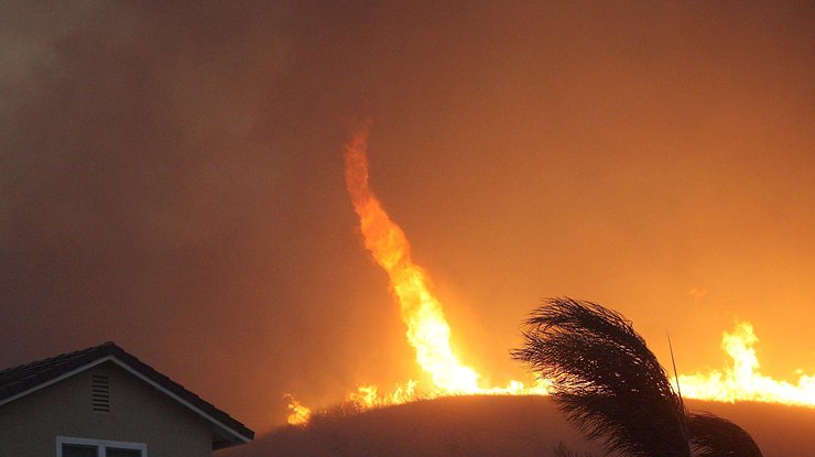 В Калифорнии пронесся огненный торнадо